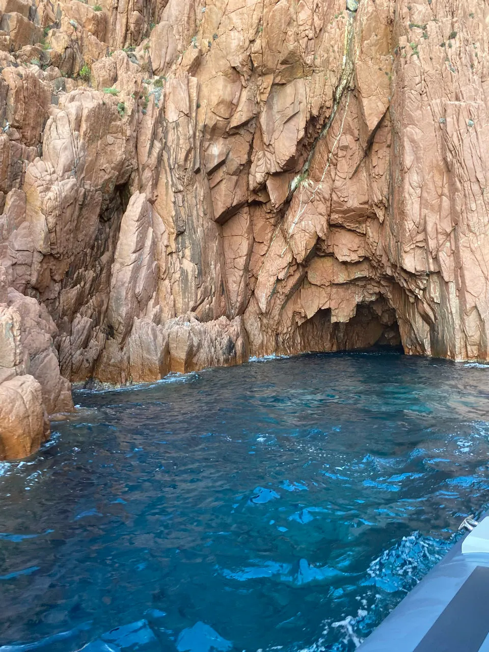 Rode kliffen van de Calanche de Piana boven helder turquoise water