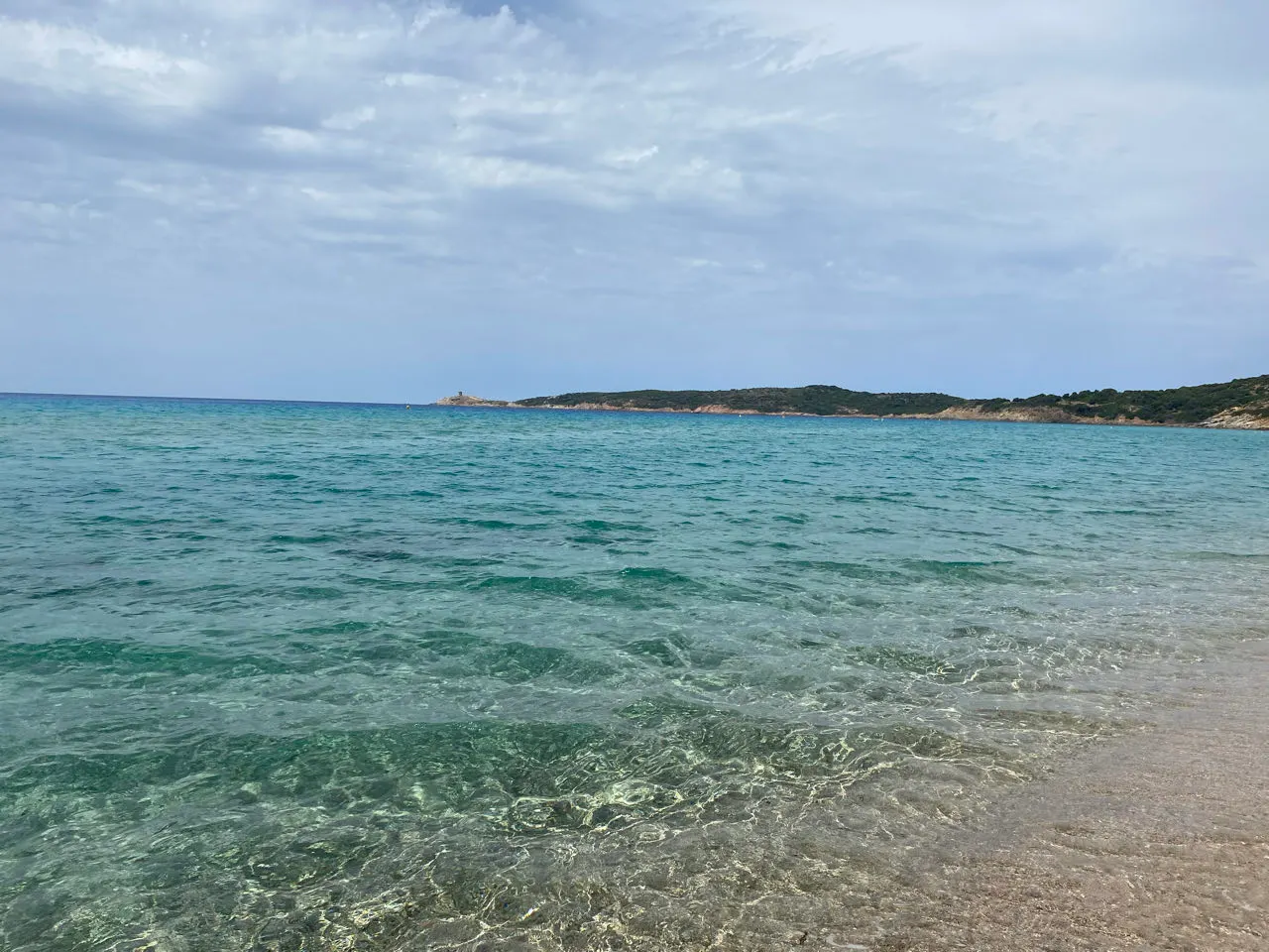 Het heldere water van het strand Plage de Pero bij Cargese
