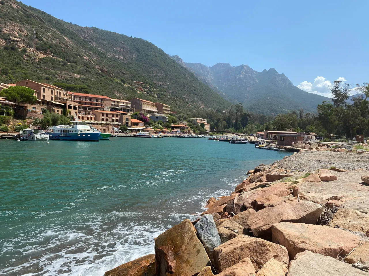 Het haventje van Porto tussen hoge bergen op West-Corsica