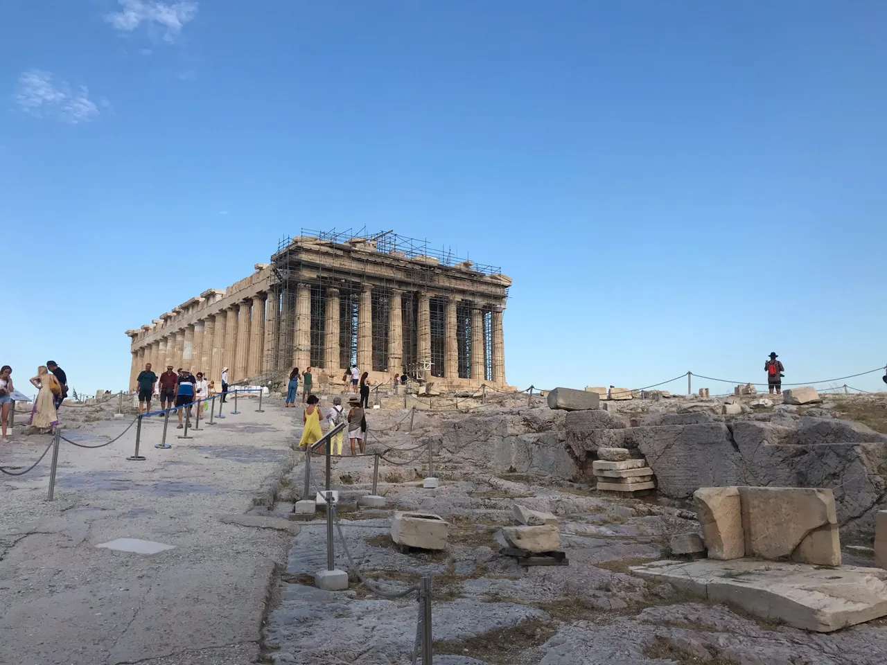 De Parthenon op de Akropolis van Athene onder een strakblauwe lucht