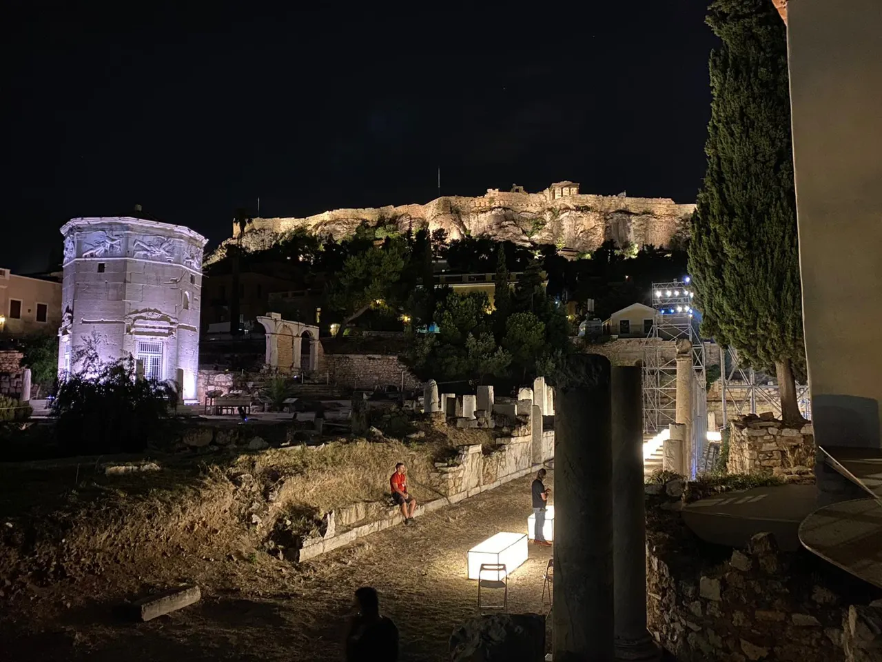 De verlichte Akropolis in de avond boven Athene