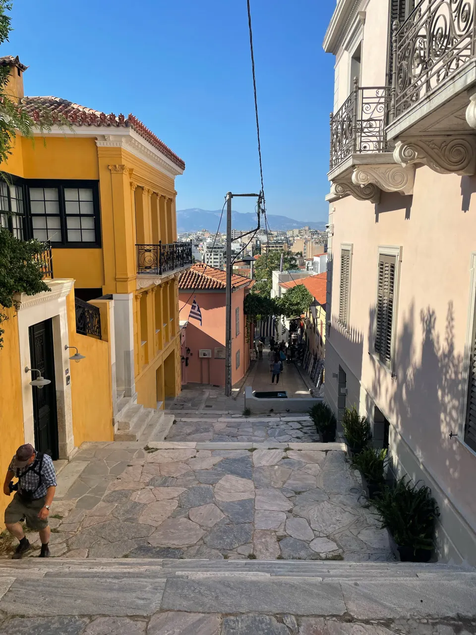 Kleurrijk straatje in de wijk Plaka onder de Akropolis