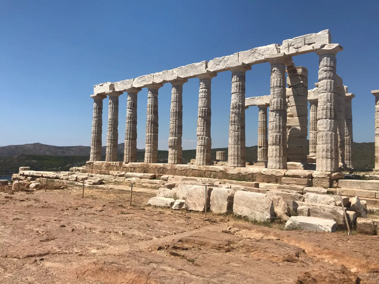 De tempel van Poseidon bij Kaap Sounio boven de zee