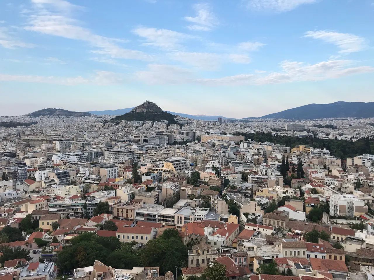 Uitzicht over Athene met de Lycabettusheuvel in de verte