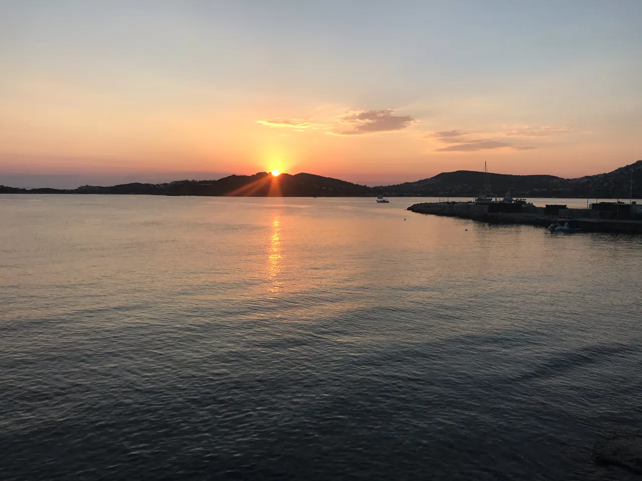 Zonsondergang over de zee bij Kaap Sounio