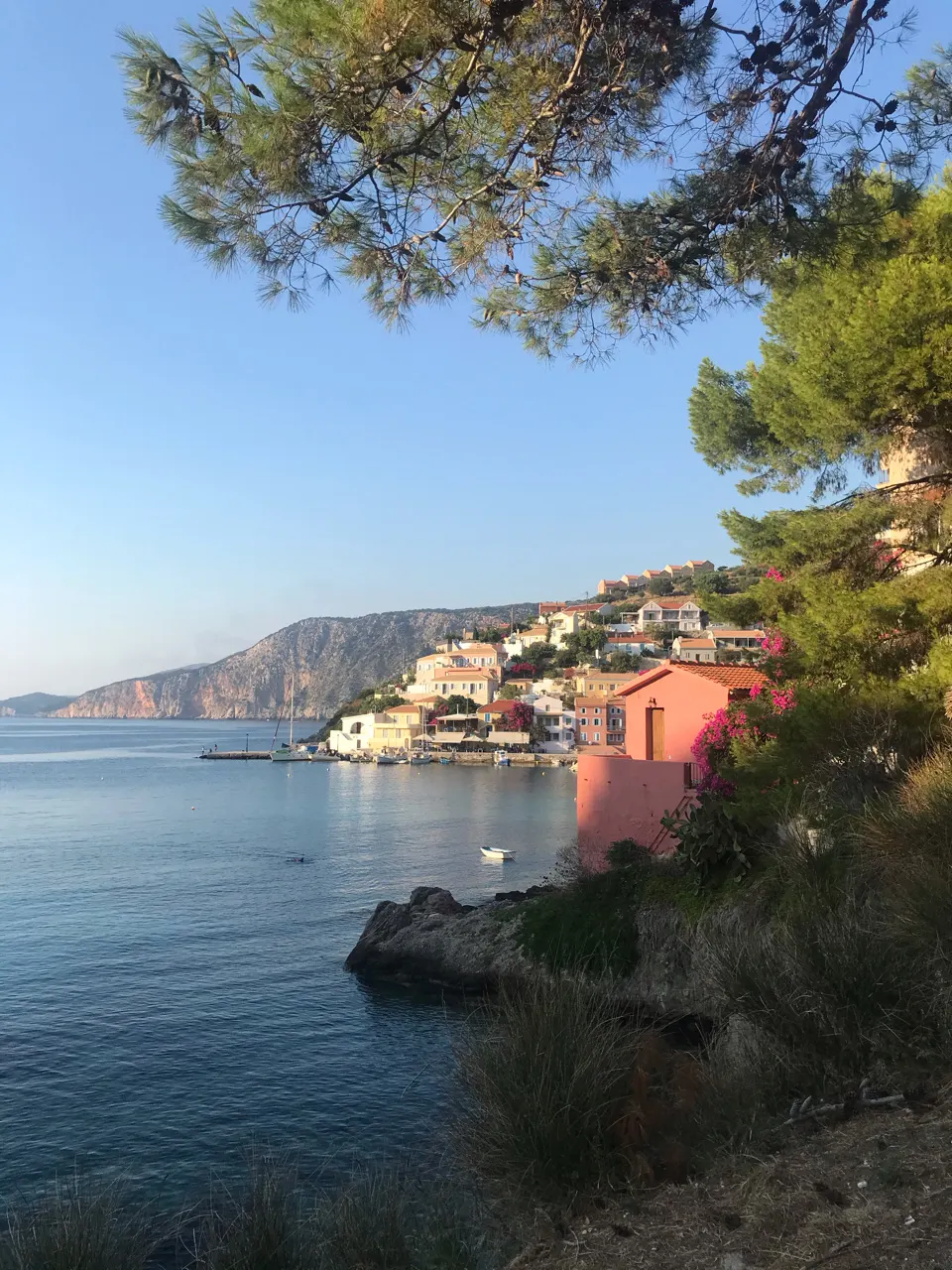 De kleurrijke huizen van Assos aan een baai op Kefalonia