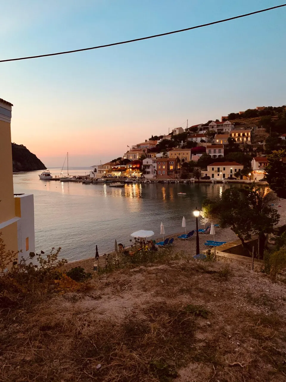 Het dorpje Assos bij zonsondergang op Kefalonia
