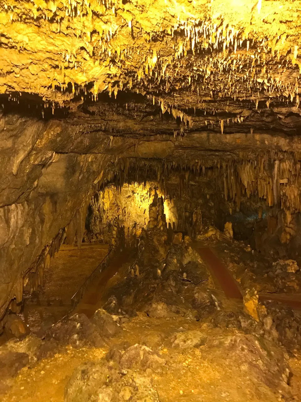 De verlichte druipstenen van de Drogarati-grot op Kefalonia