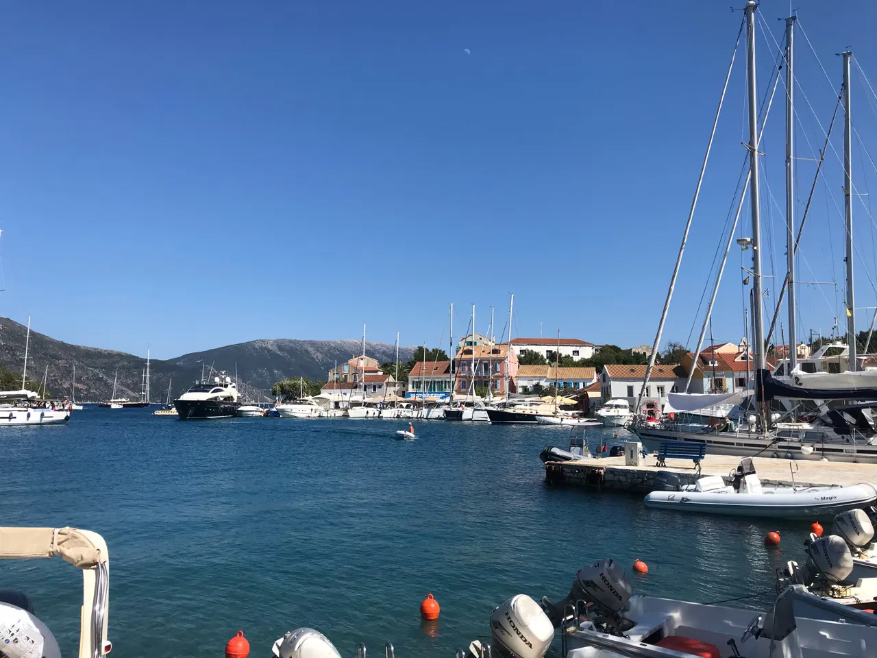 De haven van Fiskardo met bootjes op Kefalonia