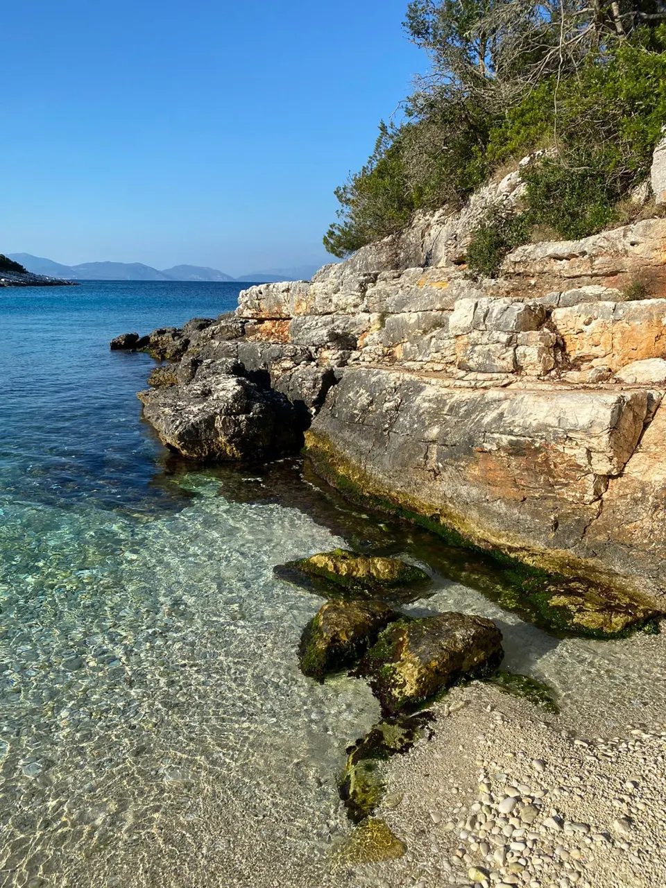 Helder water in een klein rotsig baaitje op Kefalonia