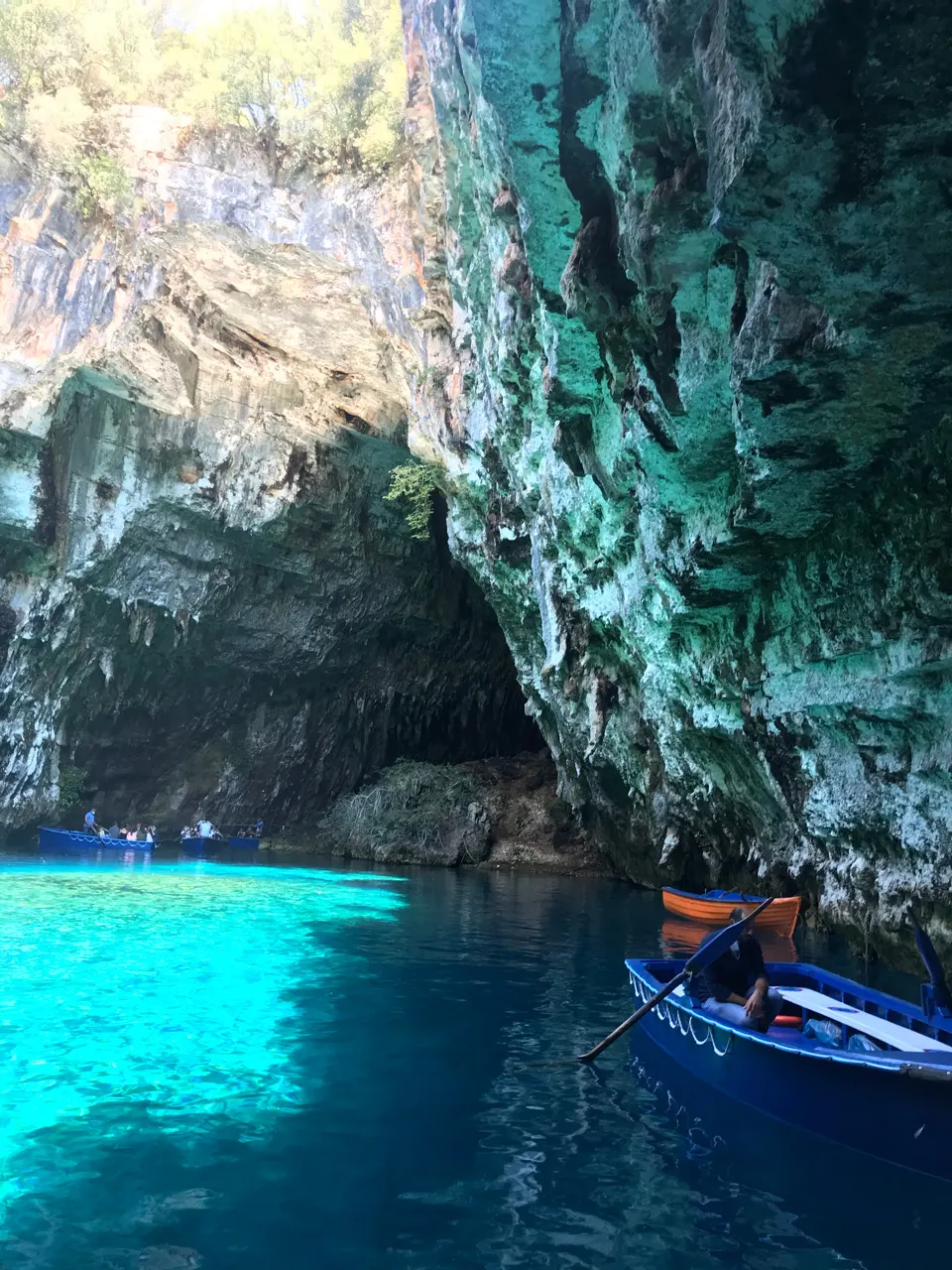 Bootje op het felblauwe water in de Melissani-grot op Kefalonia