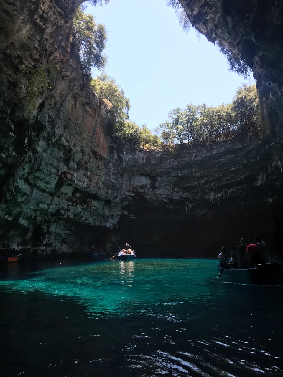 Het heldere meer in de Melissani-grot op Kefalonia