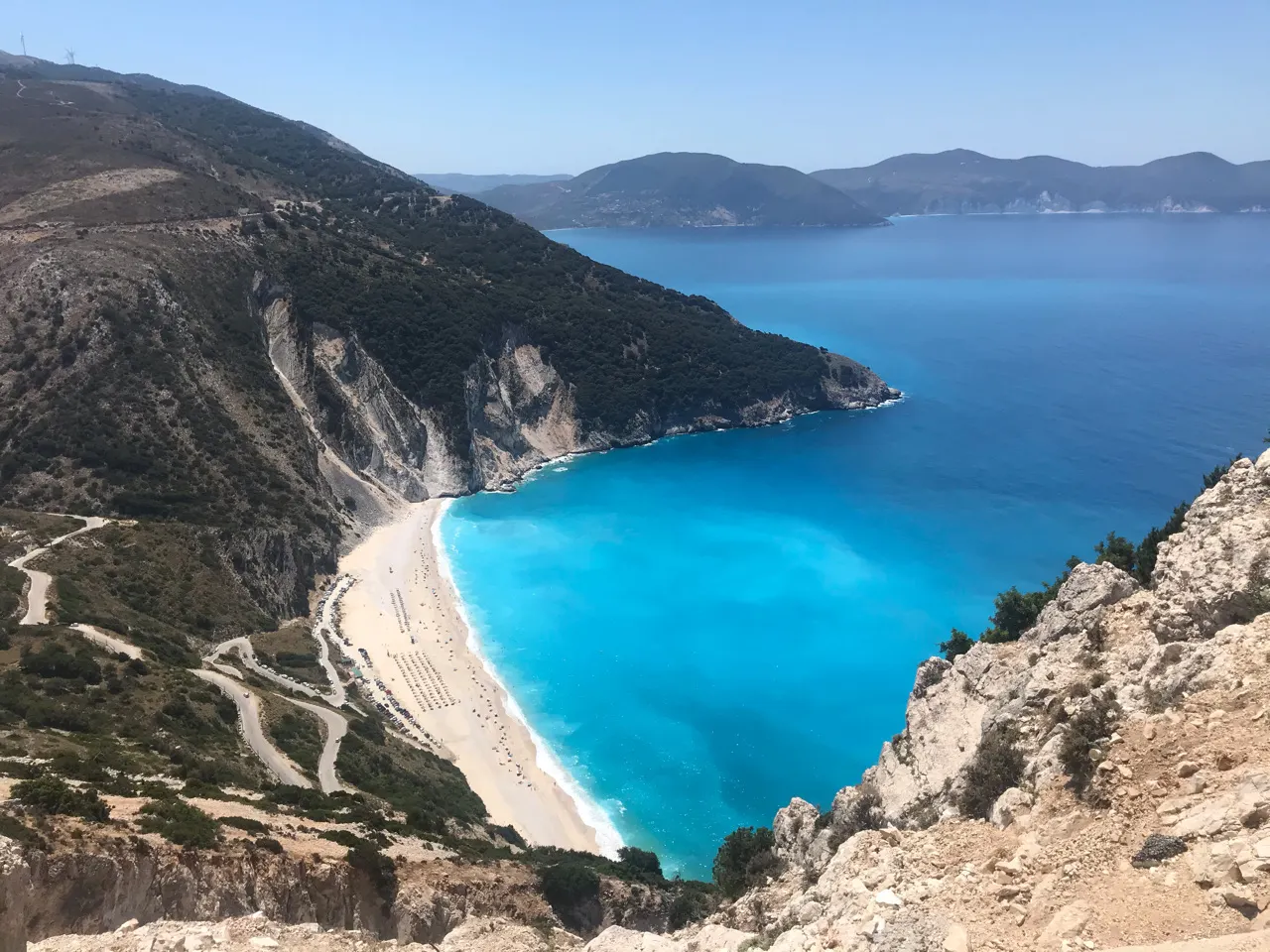 Myrtos Beach op Kefalonia, Griekenland - turquoise zee vanaf de klifrand