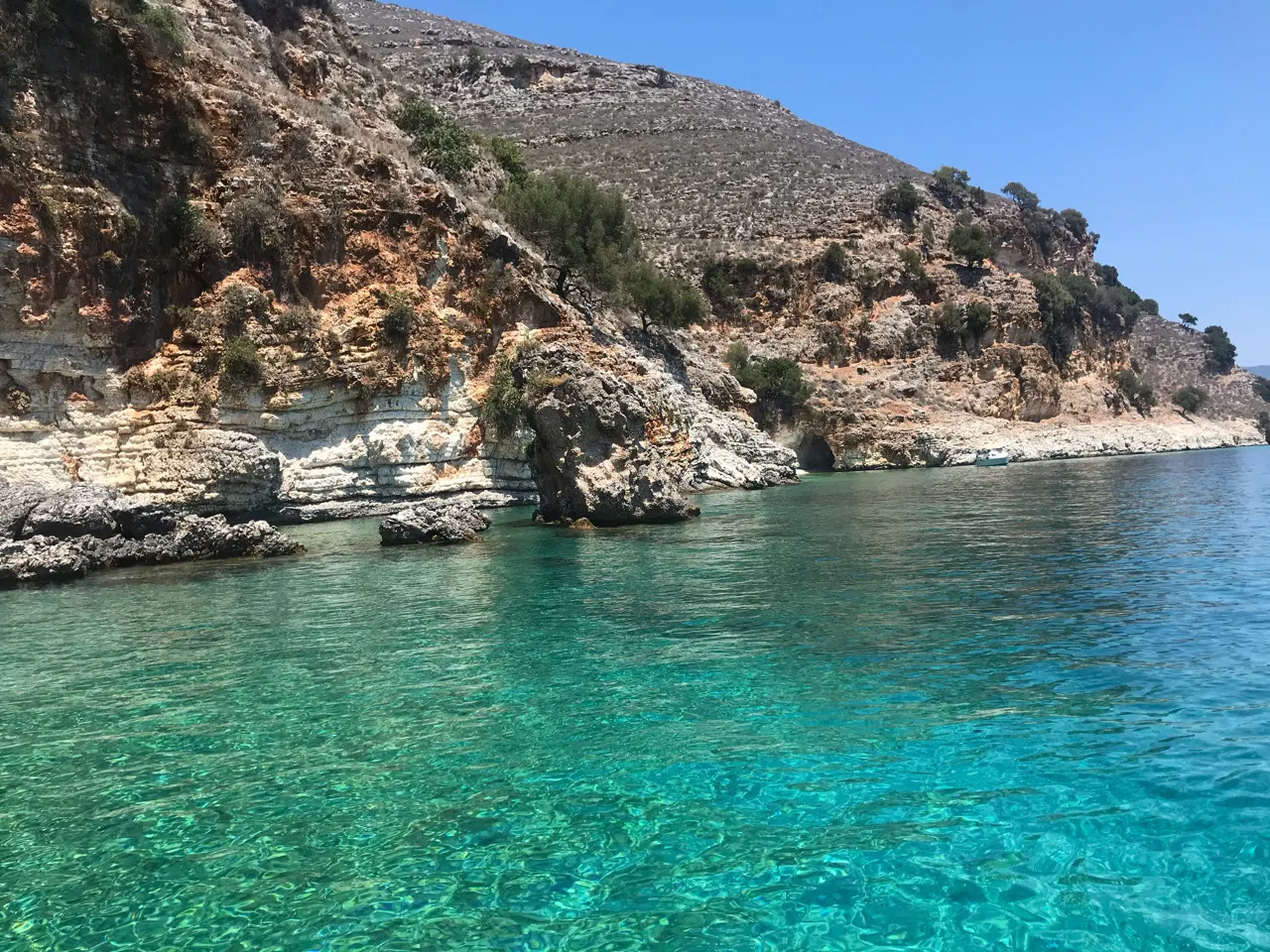 Turquoise baai langs de oostkust van Kefalonia