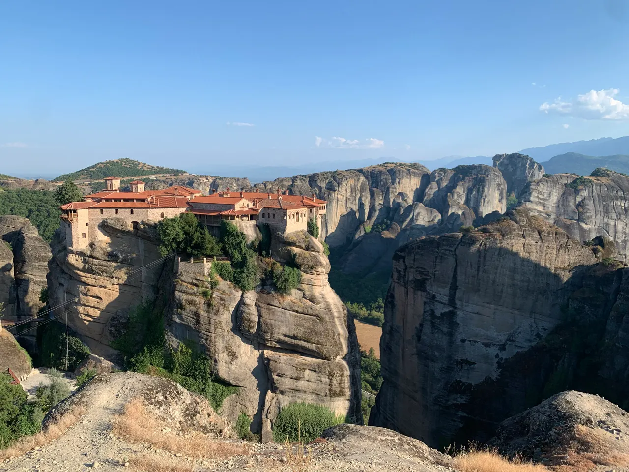 Een klooster boven op een steile rots in Meteora