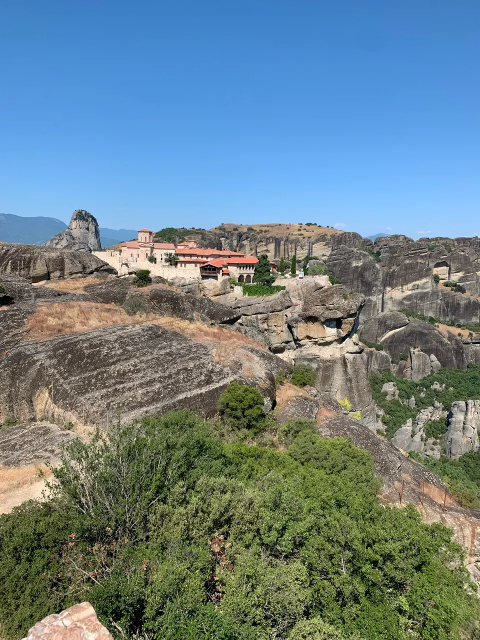 Meerdere kloosters verspreid over de rotsen van Meteora