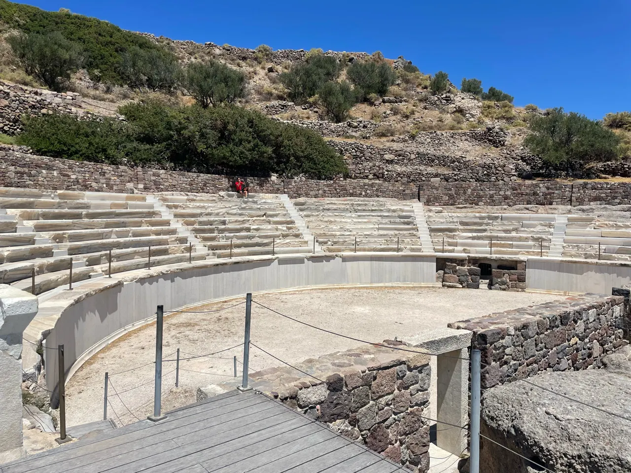 Het antieke theater van Milos met uitzicht op zee