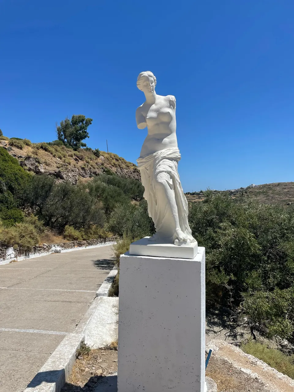 Replica van de Venus van Milo langs de weg op Milos