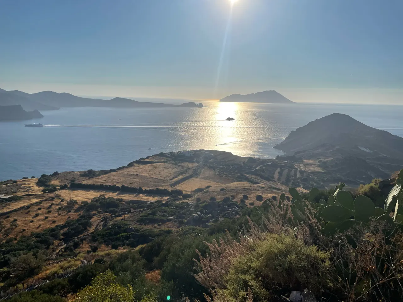 Zonsondergang over de zee gezien vanaf Plaka op Milos