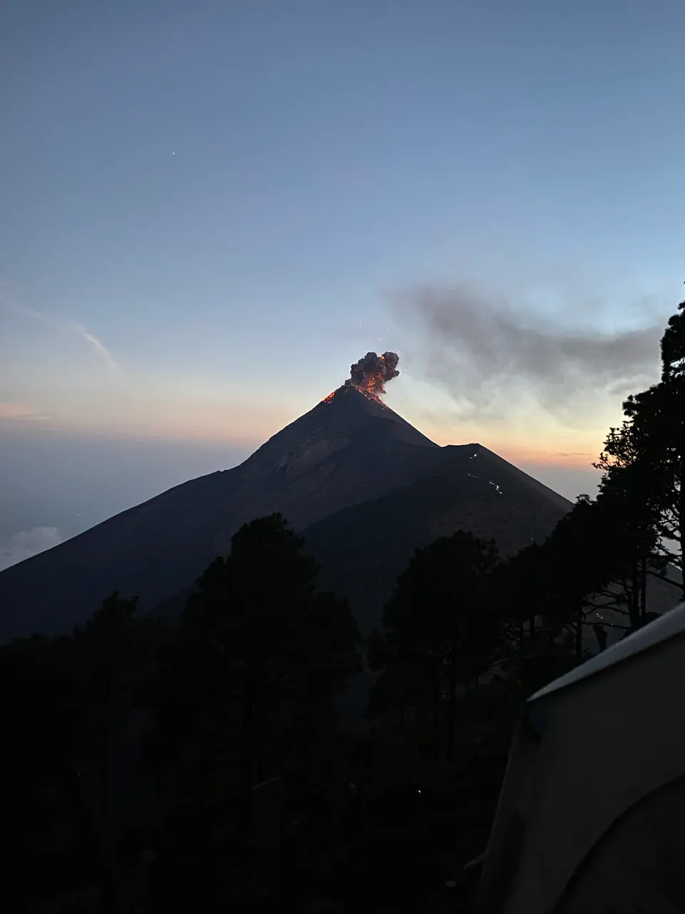 De Volcán Fuego barst uit bij schemering, gezien vanaf het kamp op de Acatenango in Guatemala