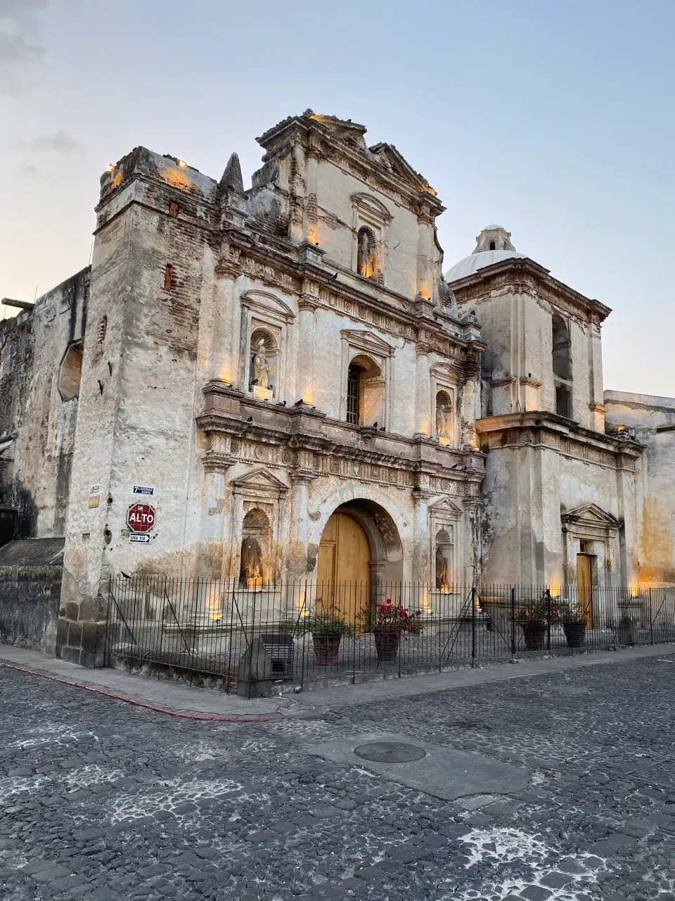 De verweerde gevel van een oude kerkruïne in Antigua Guatemala