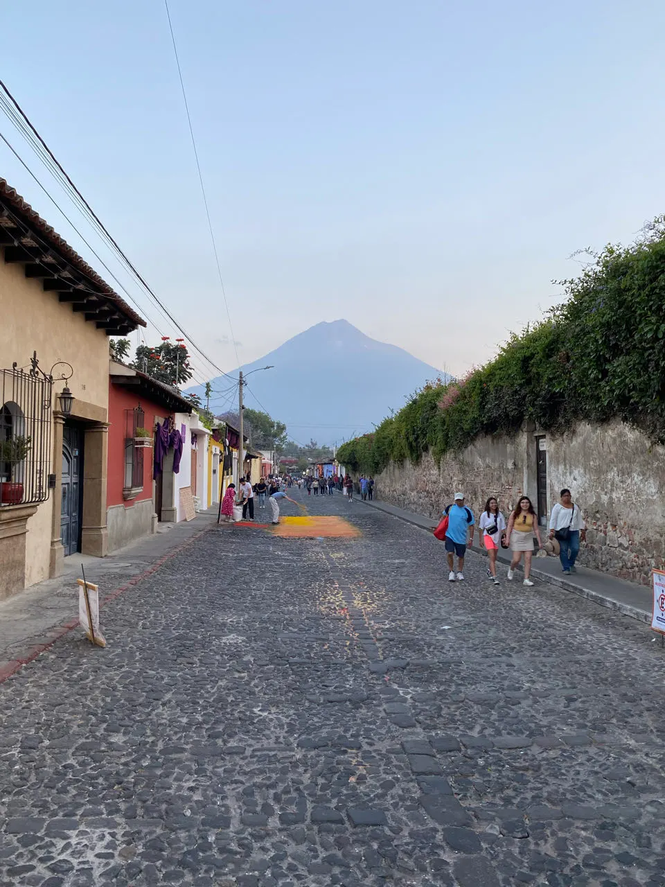 Kasseienstraat in Antigua met de Volcán Agua aan het einde van de straat