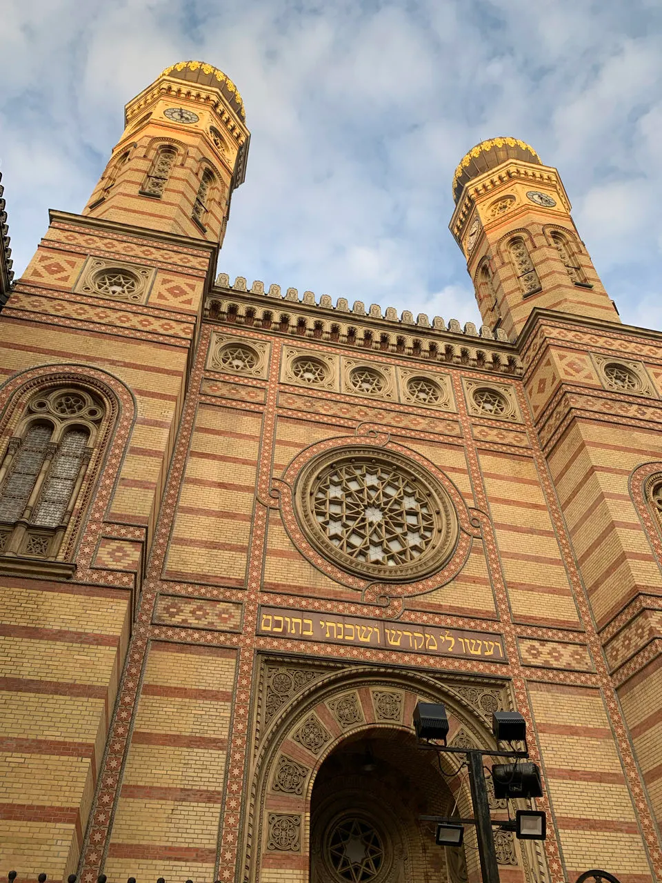 De voorgevel van de Grote Synagoge in Boedapest met twee torens en een roosvenster