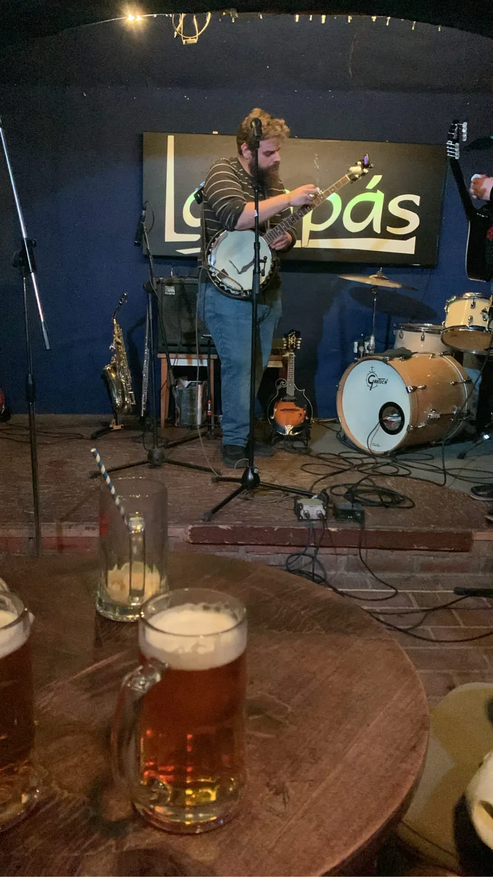 Live muziek op een klein podium in kroeg Lámpás in Boedapest met bier op de voorgrond