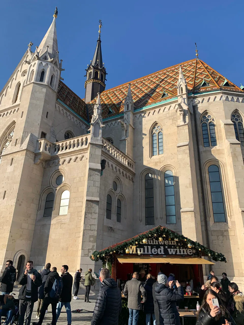 De Matthiaskerk in Boedapest met zijn kleurrijke betegelde dak