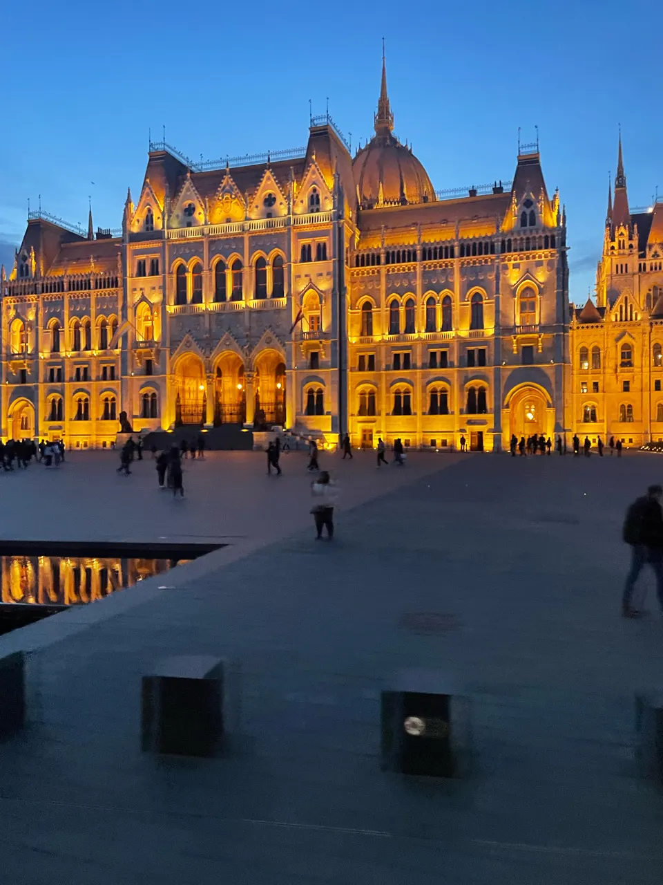 Het verlichte parlementsgebouw van Boedapest aan de Donau in de avond