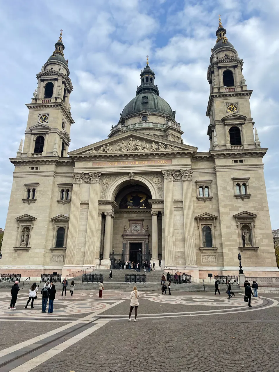 De Sint-Stefanusbasiliek in Boedapest met zijn koepel en twee torens overdag