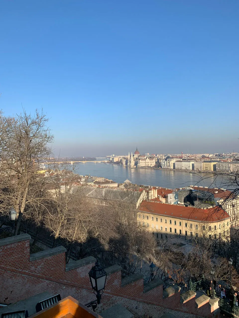 Uitzicht vanaf de Buda-heuvel over de Donau en Pest met het parlementsgebouw