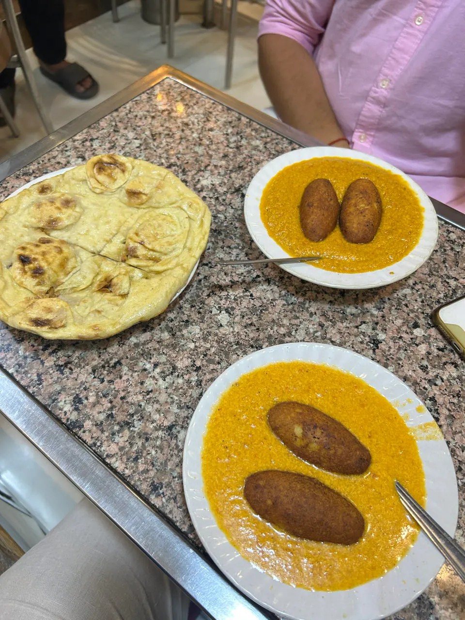 Indiaas eten met chapati en curry op gele borden in Agra