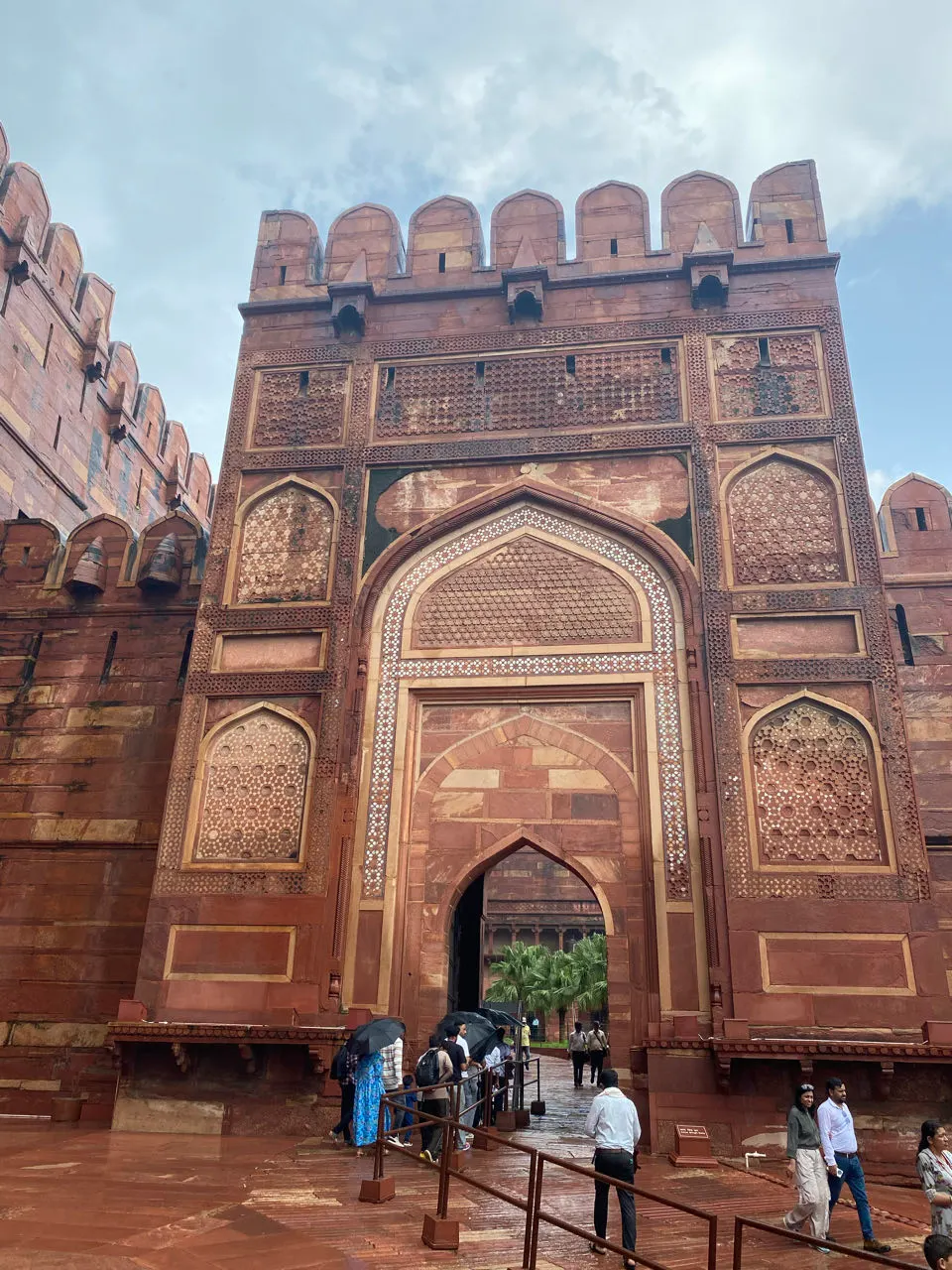 De rode zandstenen poort van het Rode Fort in Agra