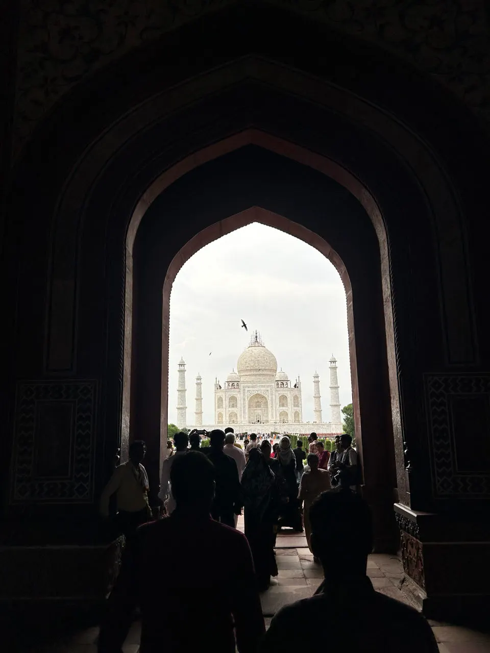 De Taj Mahal gezien door de poort van de toegangspoort