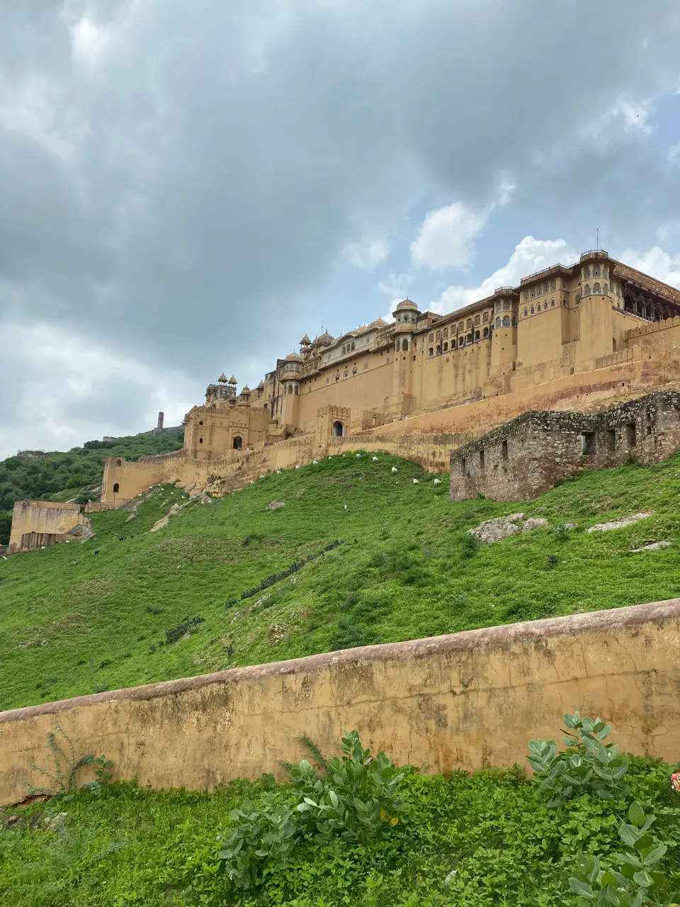 Het Amber Fort van Jaipur op een groene heuvel