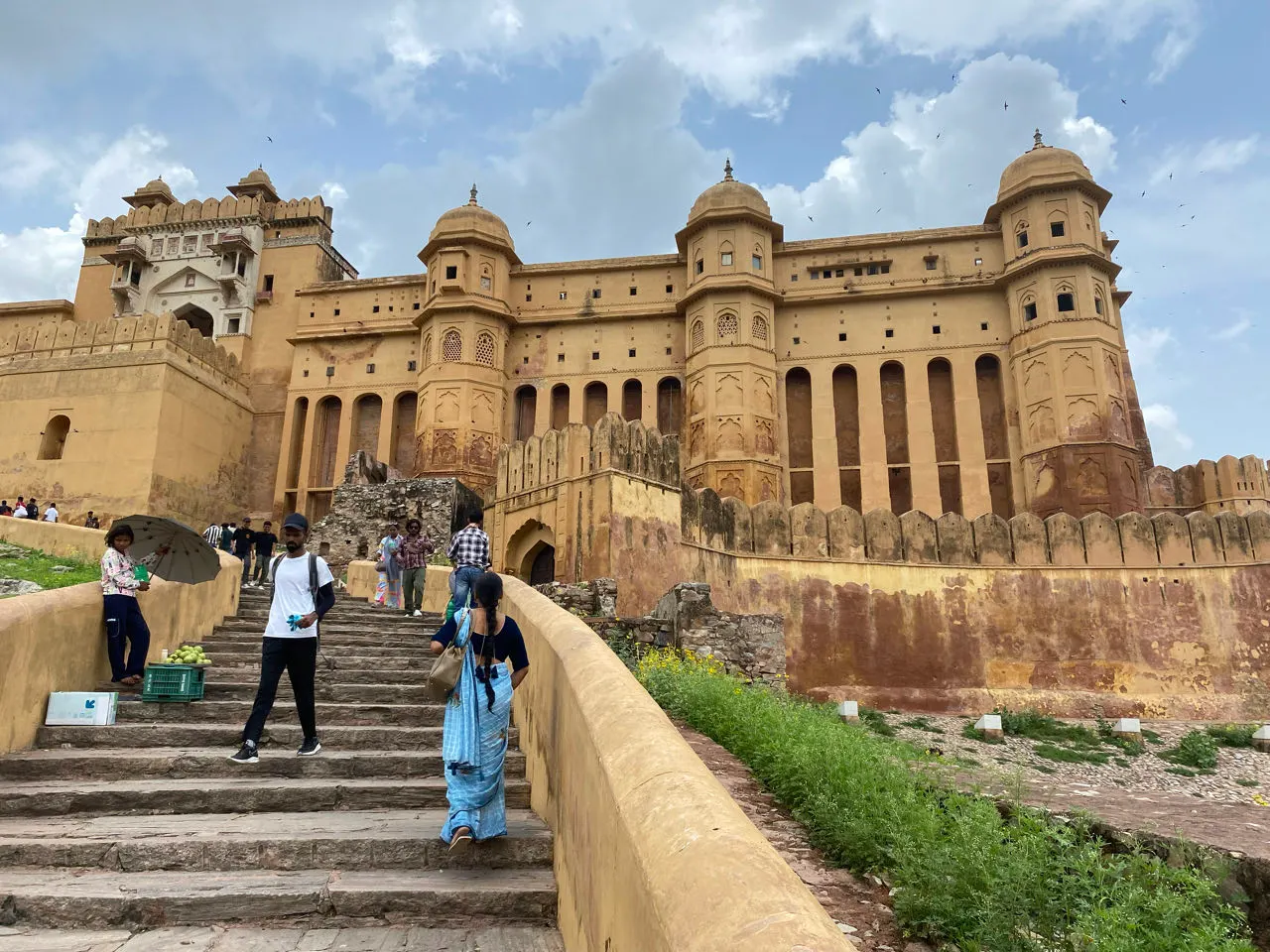 De grote trappen en gevel van het Amber Fort bij Jaipur