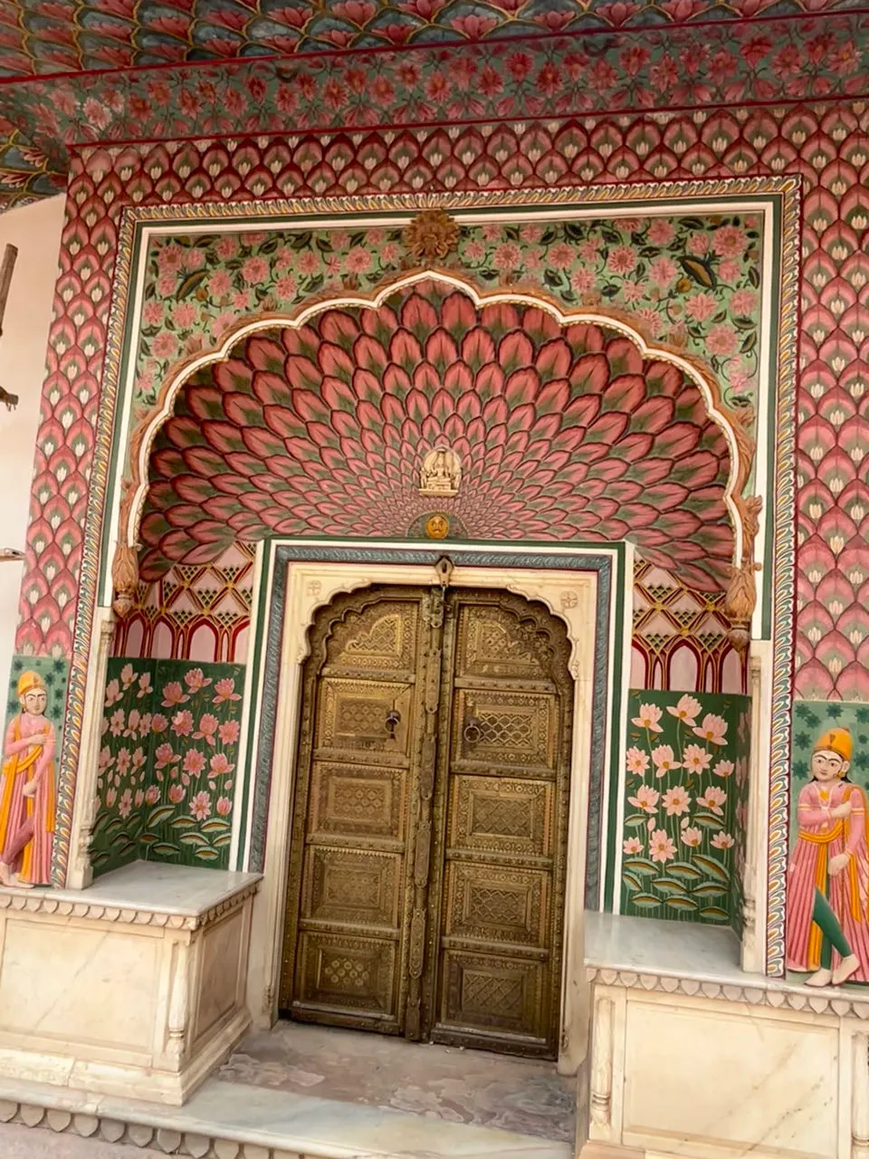 Rijk beschilderde poort met bloemmotieven in het City Palace van Jaipur
