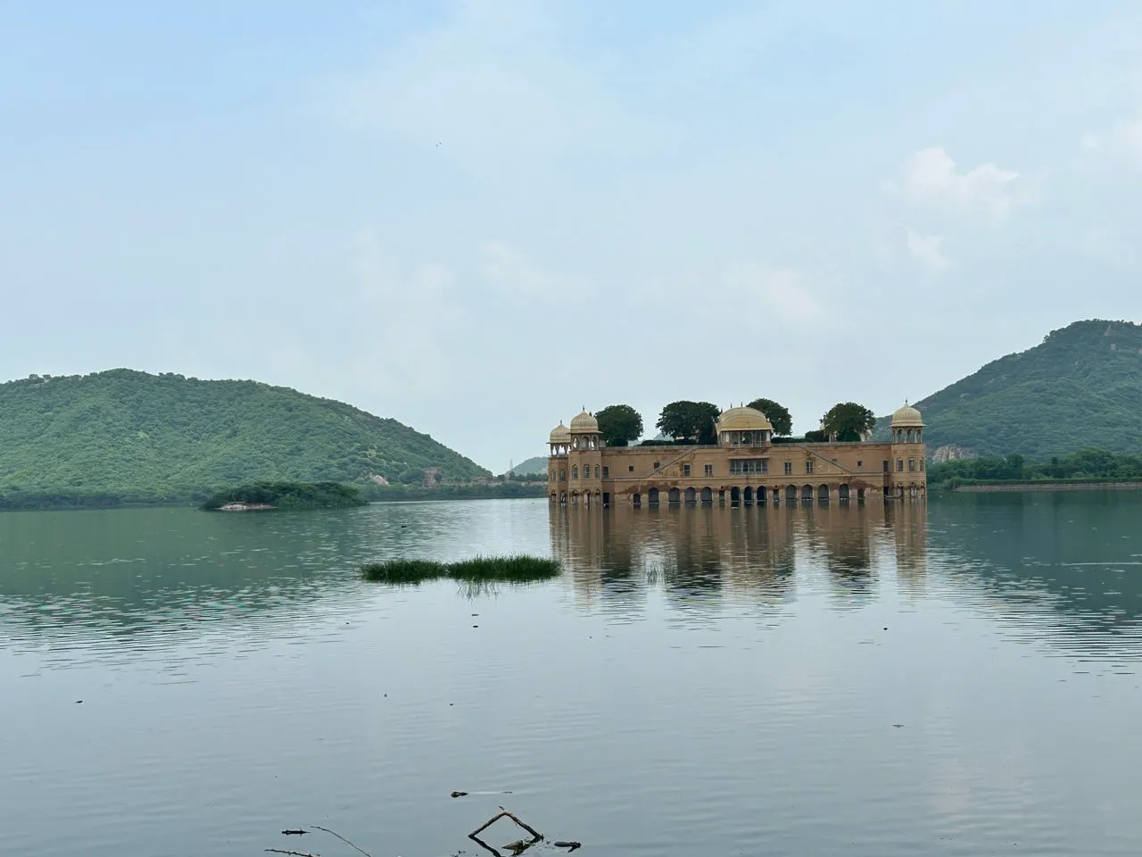 Het Jal Mahal waterpaleis midden in een meer bij Jaipur