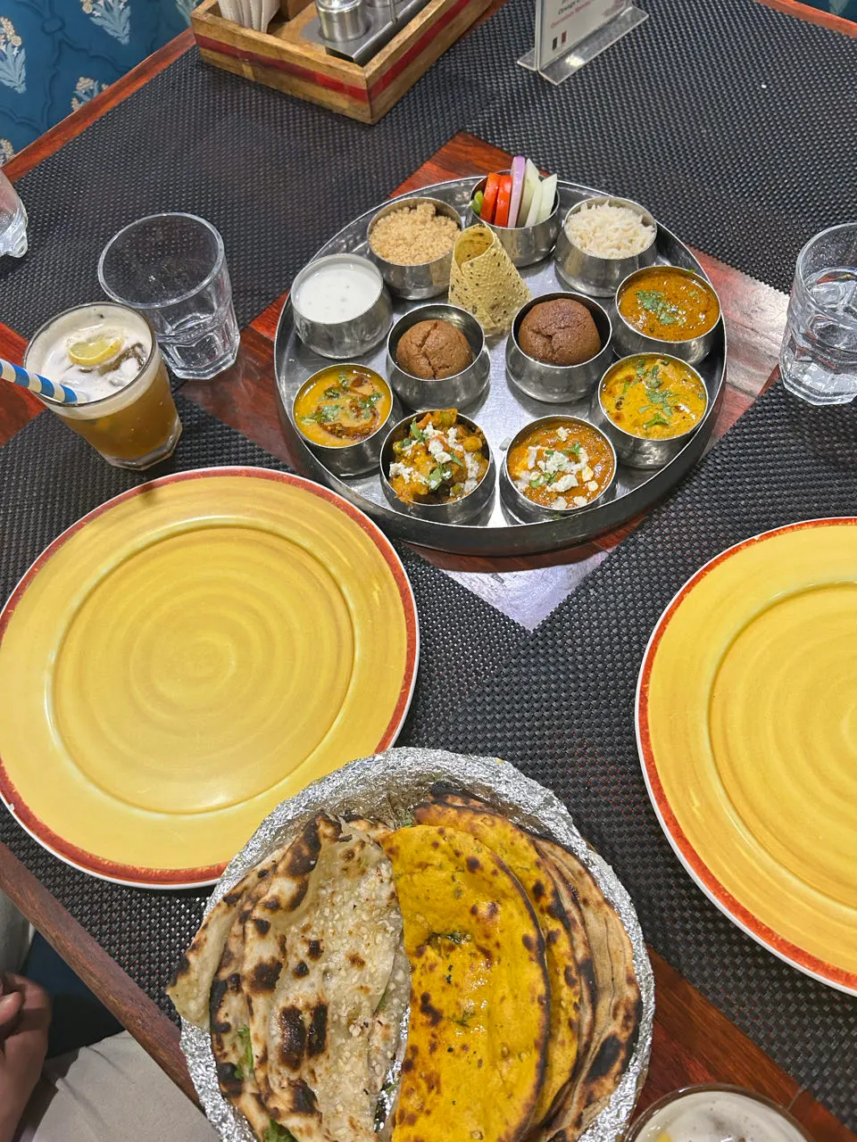 Een thali met verschillende kommetjes eten op een plaat in Jaipur