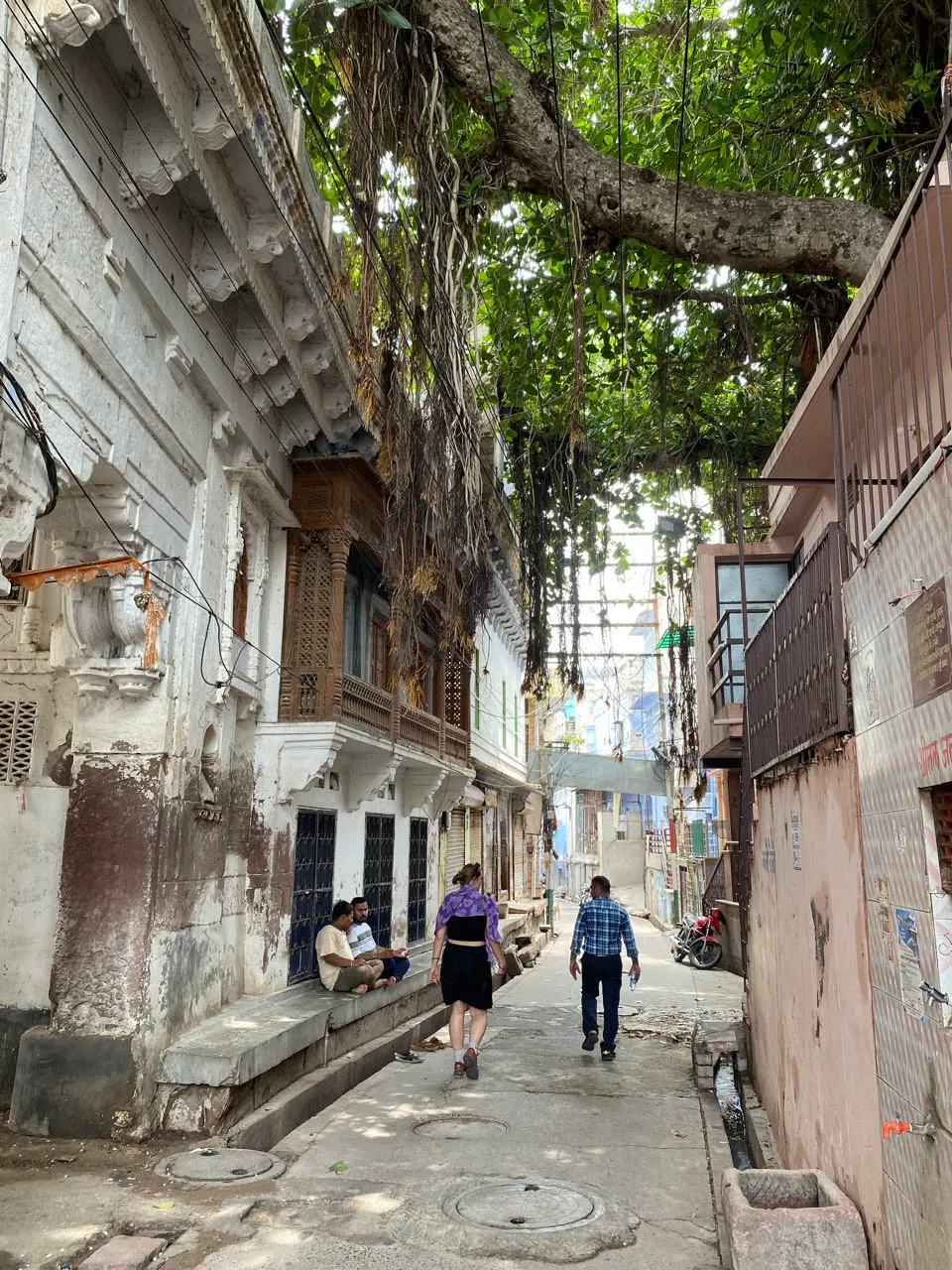 Een smalle blauwgeschilderde steeg in de oude stad van Jodhpur