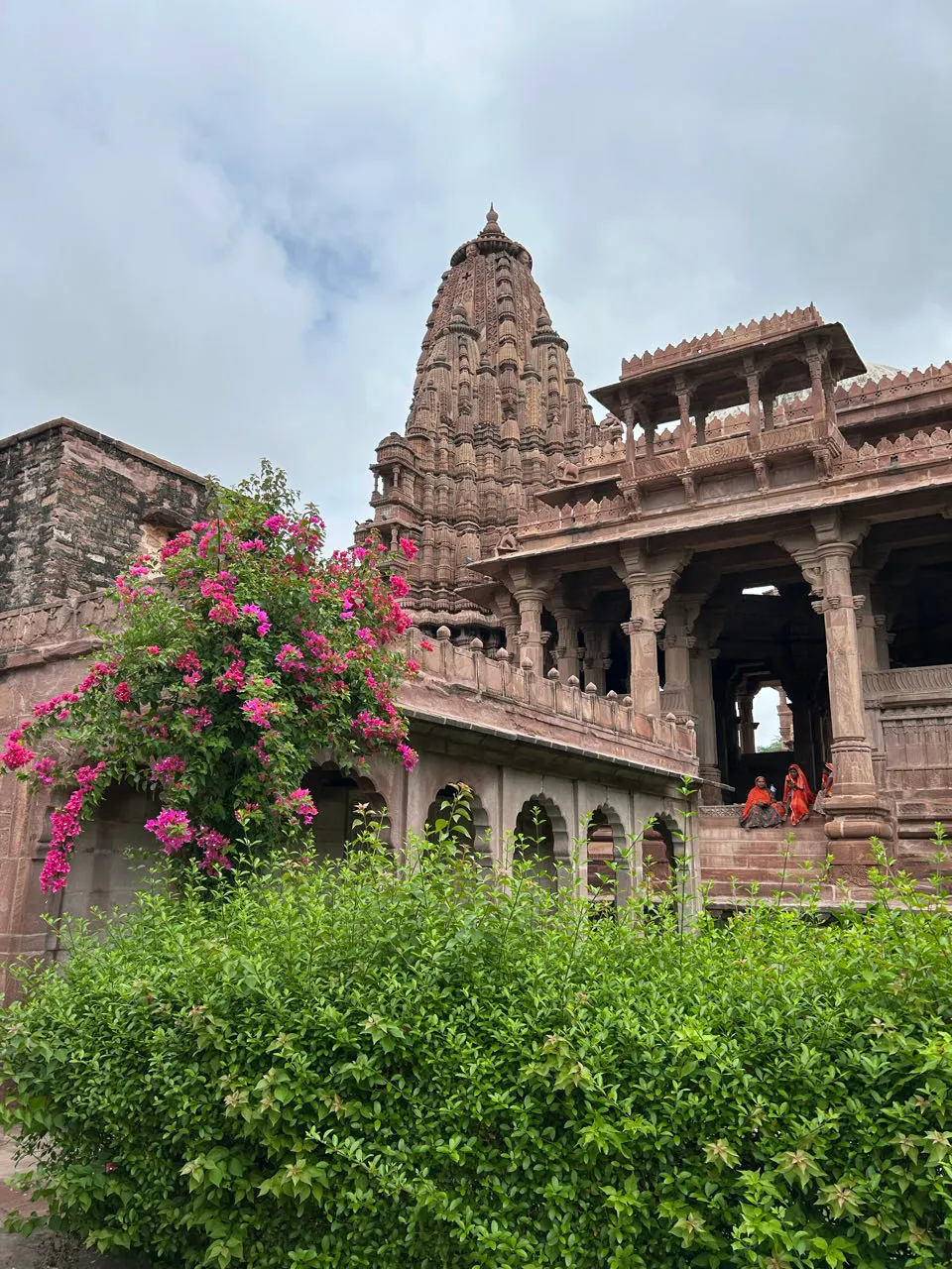 Een tempel met roze bougainville in de Mandore Gardens