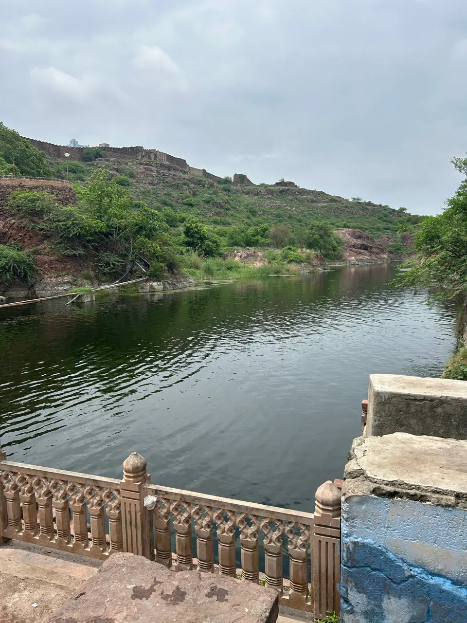 Een oud waterbassin bij Jodhpur waar mensen in zwemmen