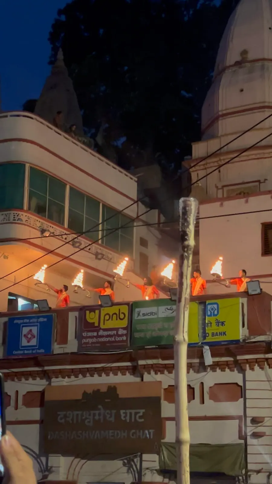 Priesters met vuur tijdens de Ganga Aarti ceremonie in Varanasi