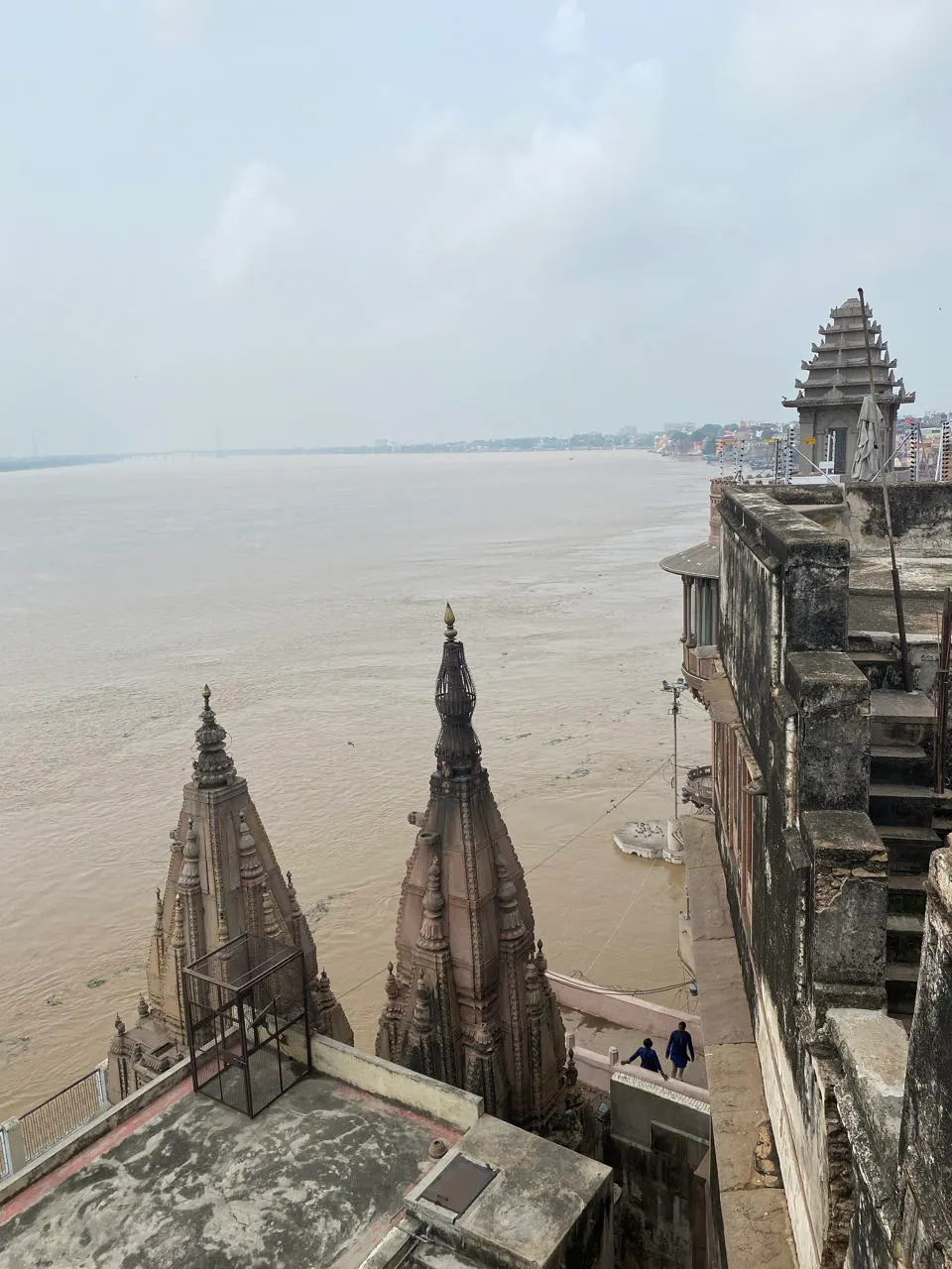 De ghats van Varanasi langs de Ganges in het ochtendlicht