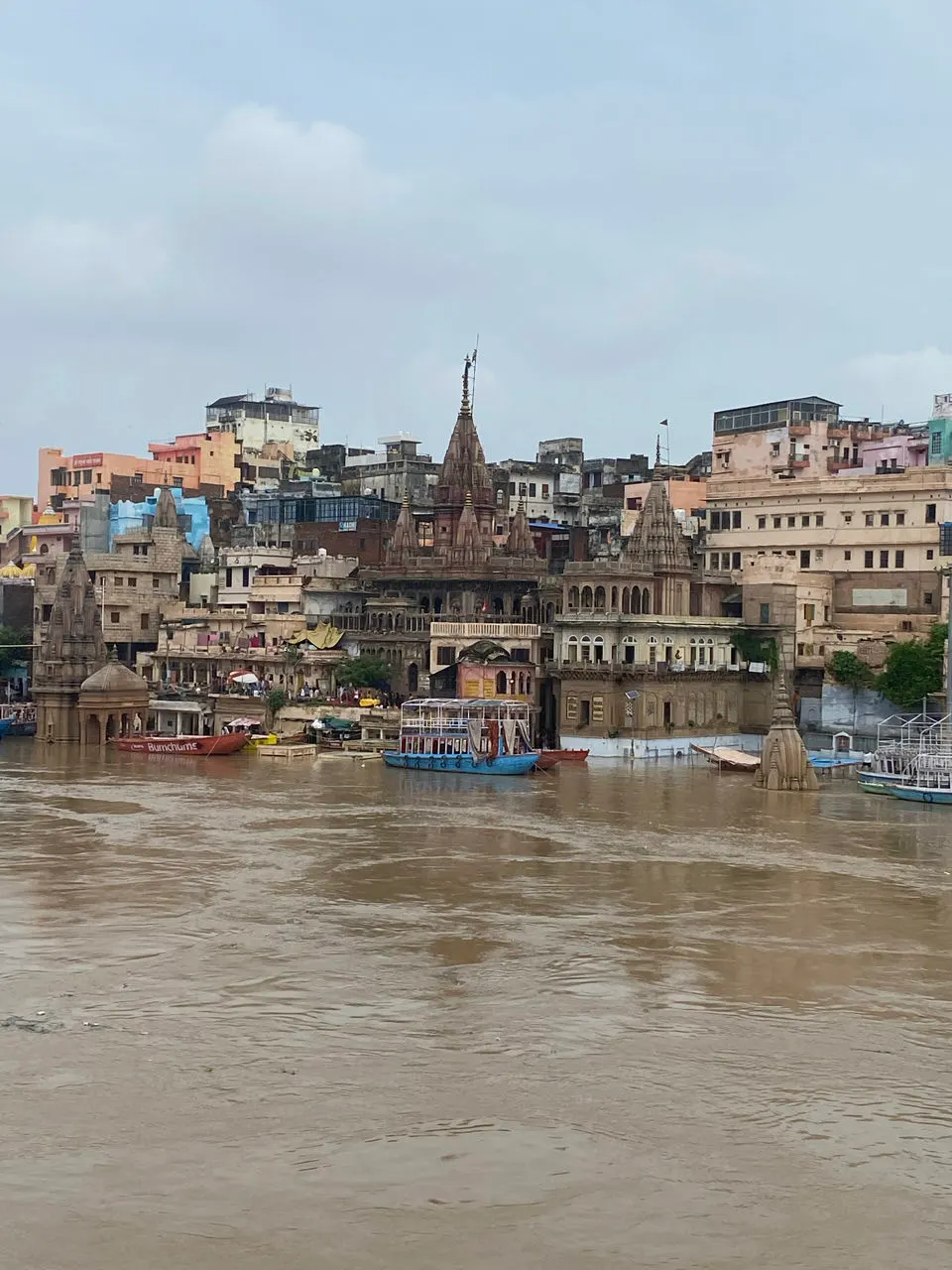 Hoge gebouwen en tempels aan de ghats van Varanasi