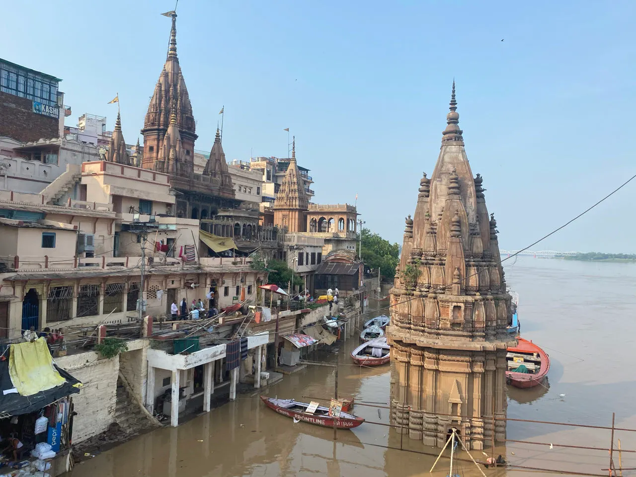 De ghats van Varanasi met tempels aan de hoge Ganges