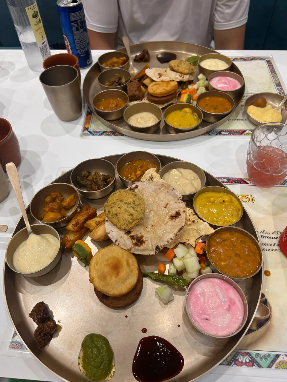 Een thali met verschillende currys en chapati in Varanasi