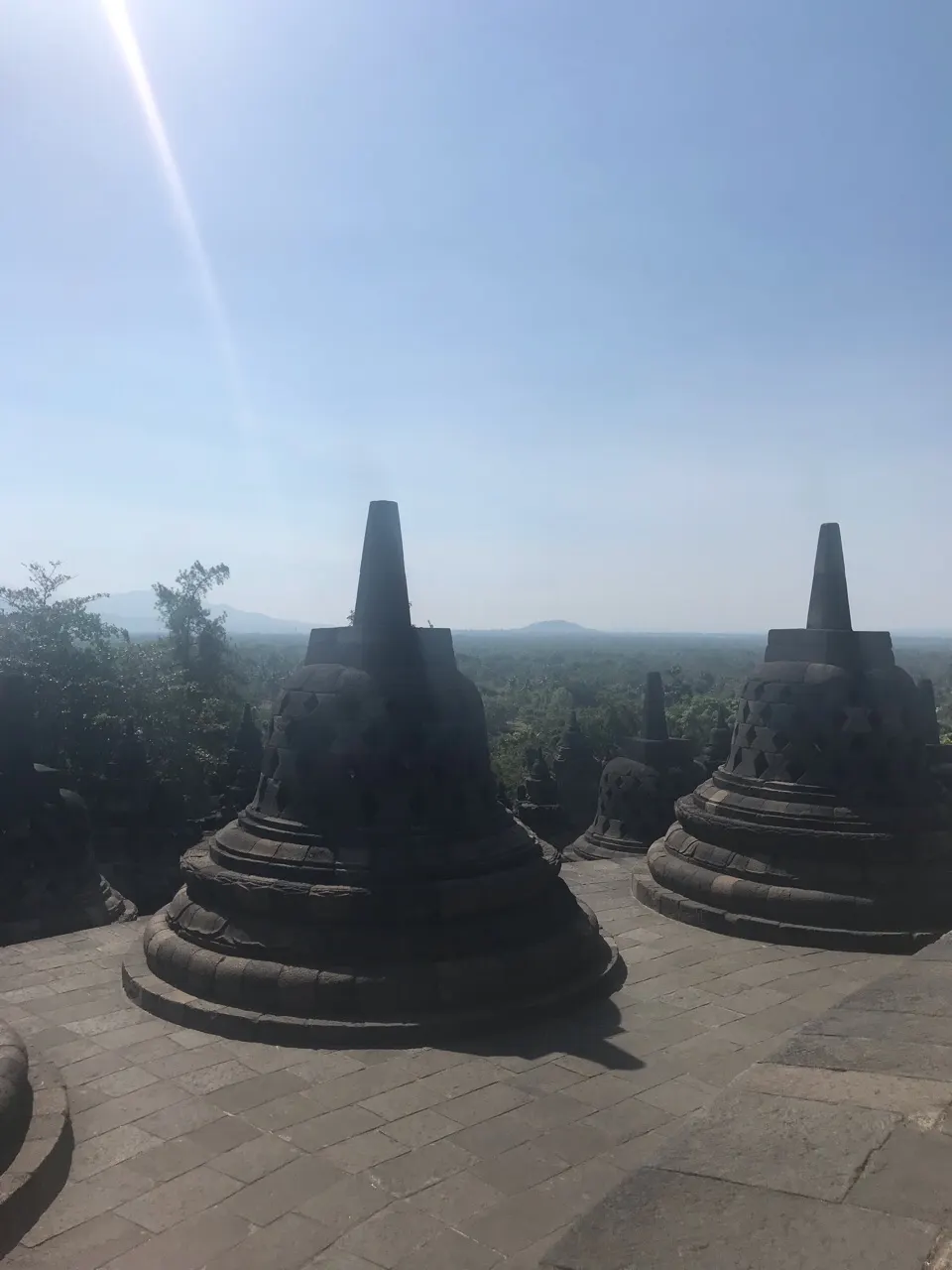 Uitzicht vanaf de Borobudur over de bossen en het vlakke land van Java