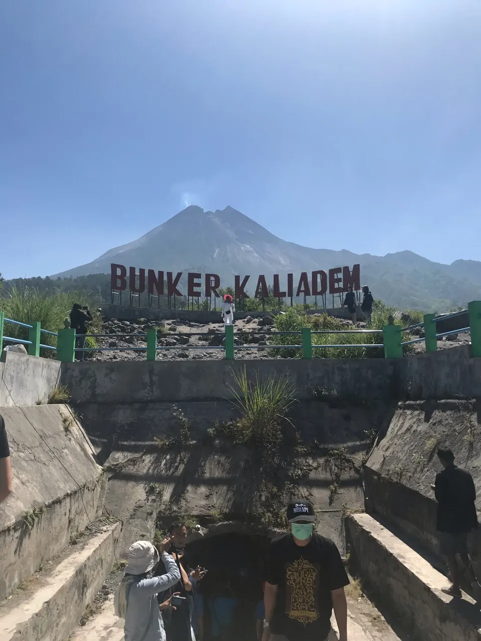 De bunker Kaliadem met een bord en de Merapi vulkaan op de achtergrond